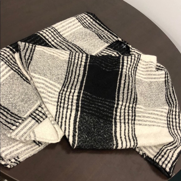 Plaid cape - Picture 2 of 2